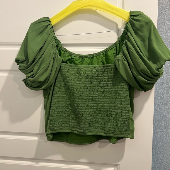 Green puff sleeve mid rise top - Picture 2 of 3